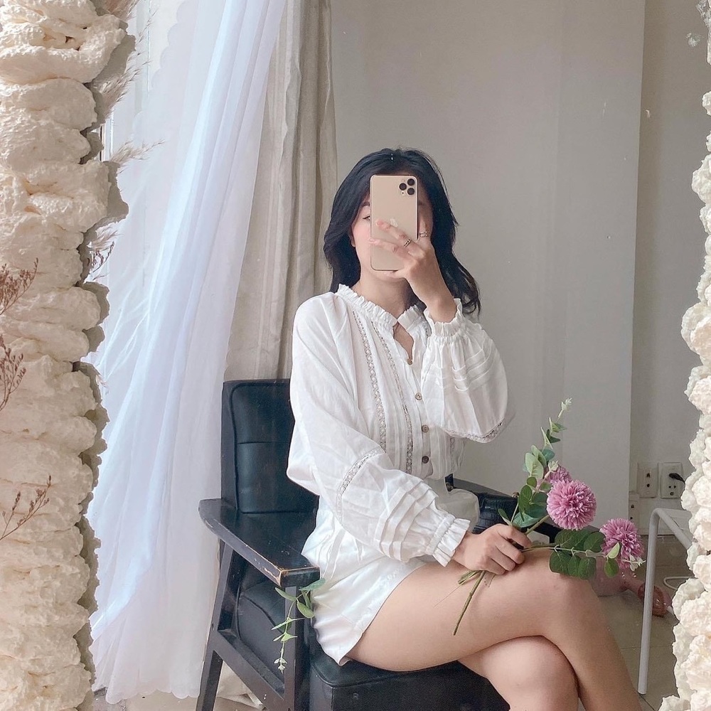 White blouse - Picture 2 of 2
